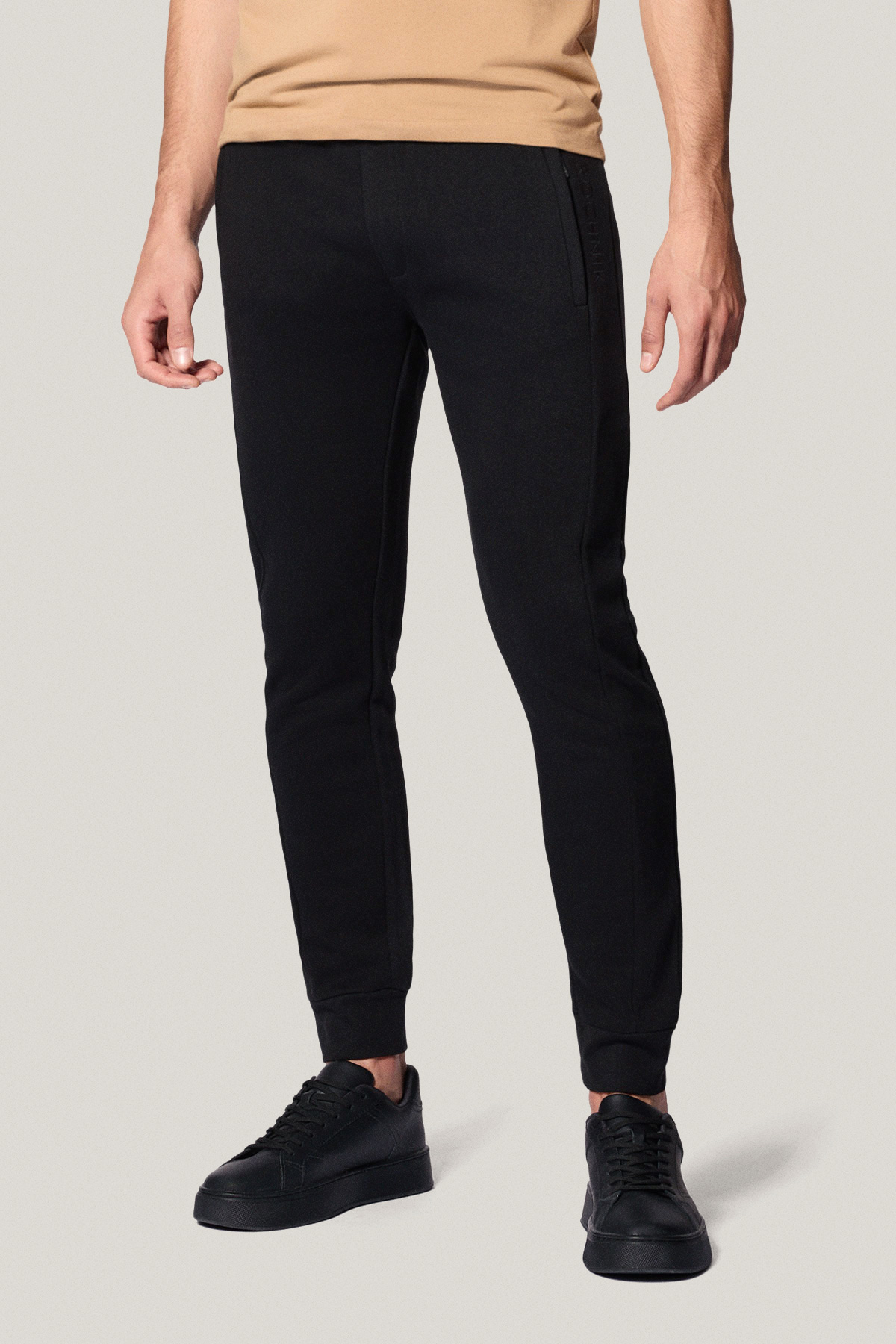 Spodnie Dresowe Czarne z Haftem z Bawełną PM4