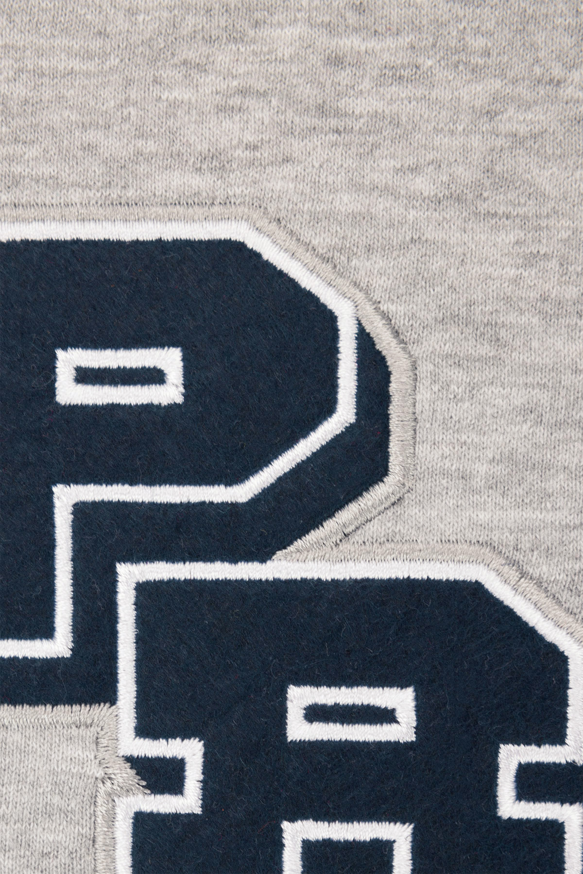 Bluza Nierozpinana Bez Kaptura Szara z Naszywkami PM2