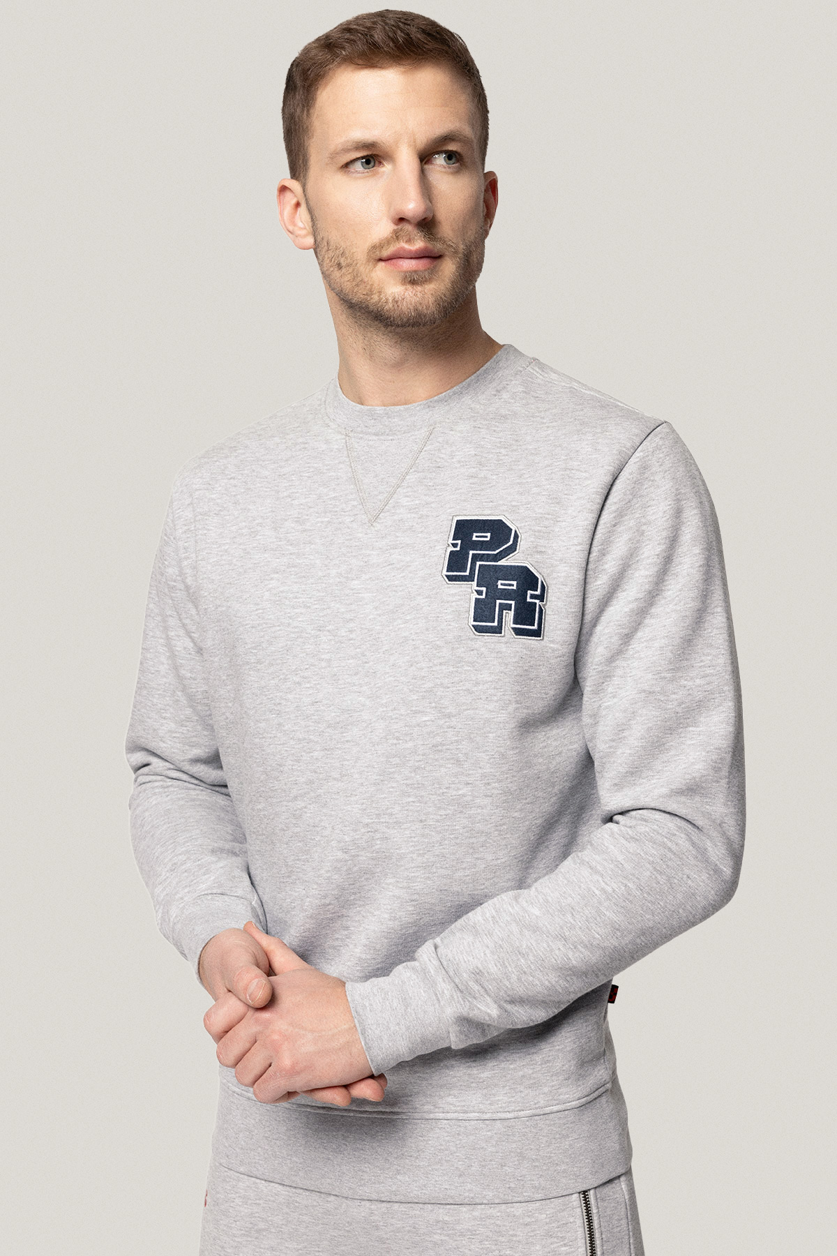 Bluza Nierozpinana Bez Kaptura Szara z Naszywkami PM2