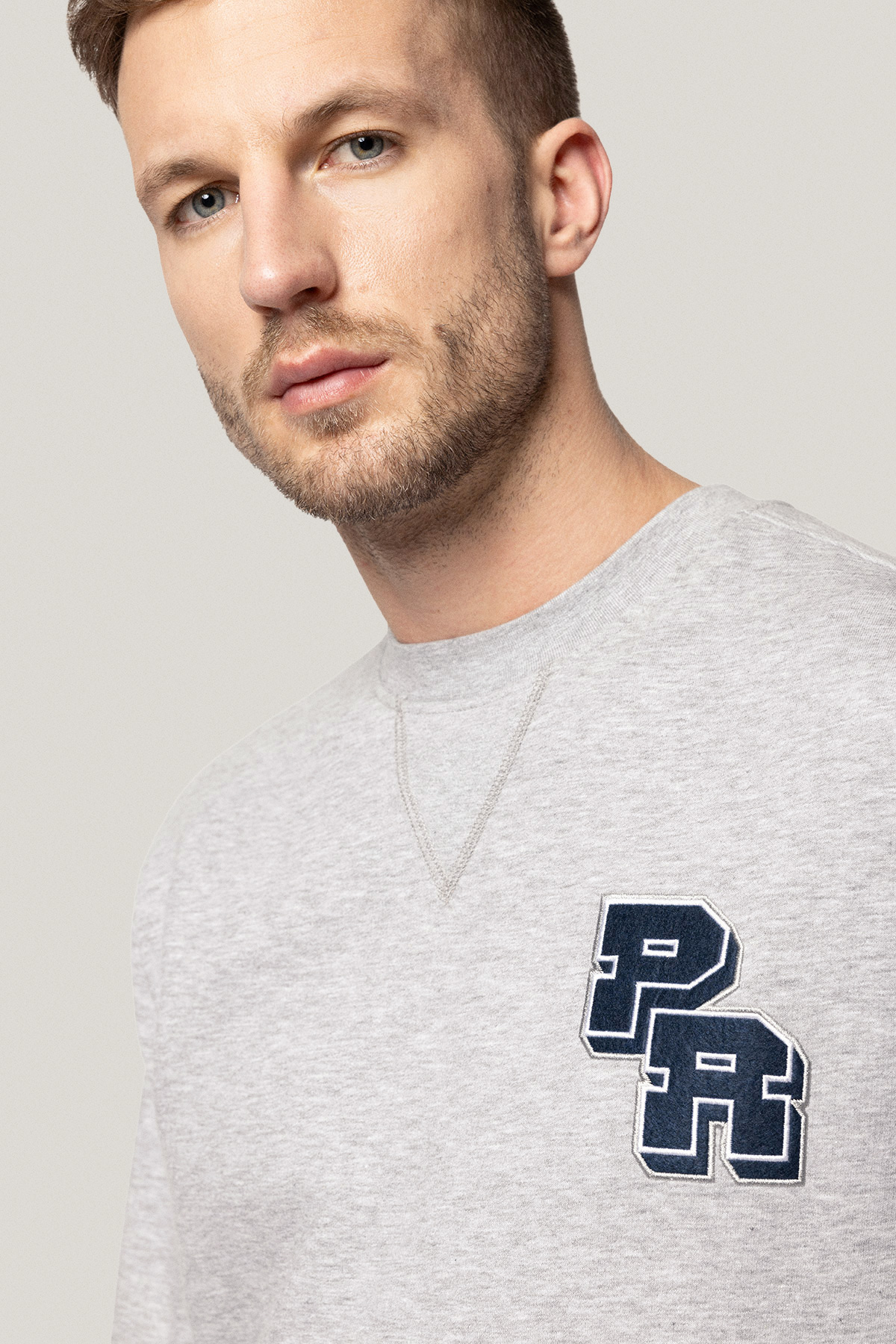 Bluza Nierozpinana Bez Kaptura Szara z Naszywkami PM2