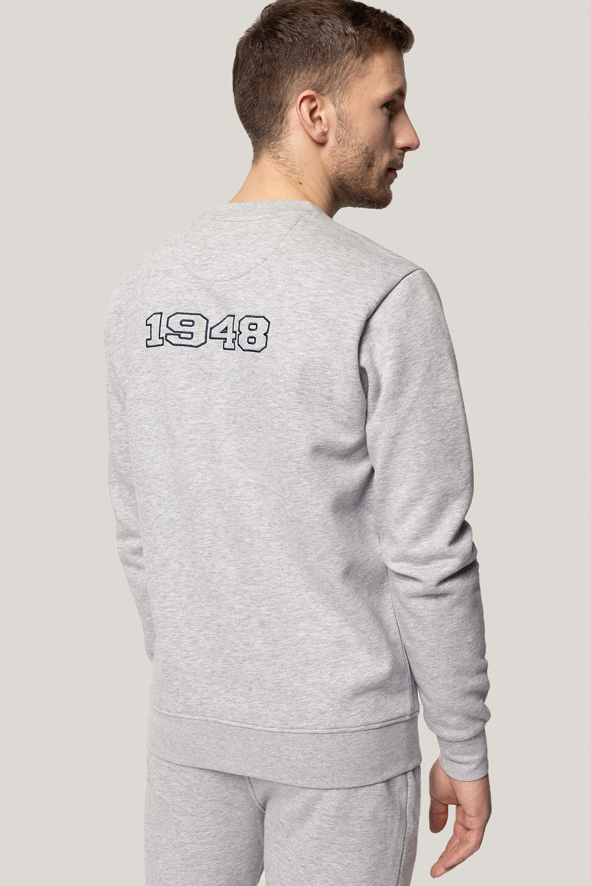 Bluza Nierozpinana Bez Kaptura Szara z Naszywkami PM2