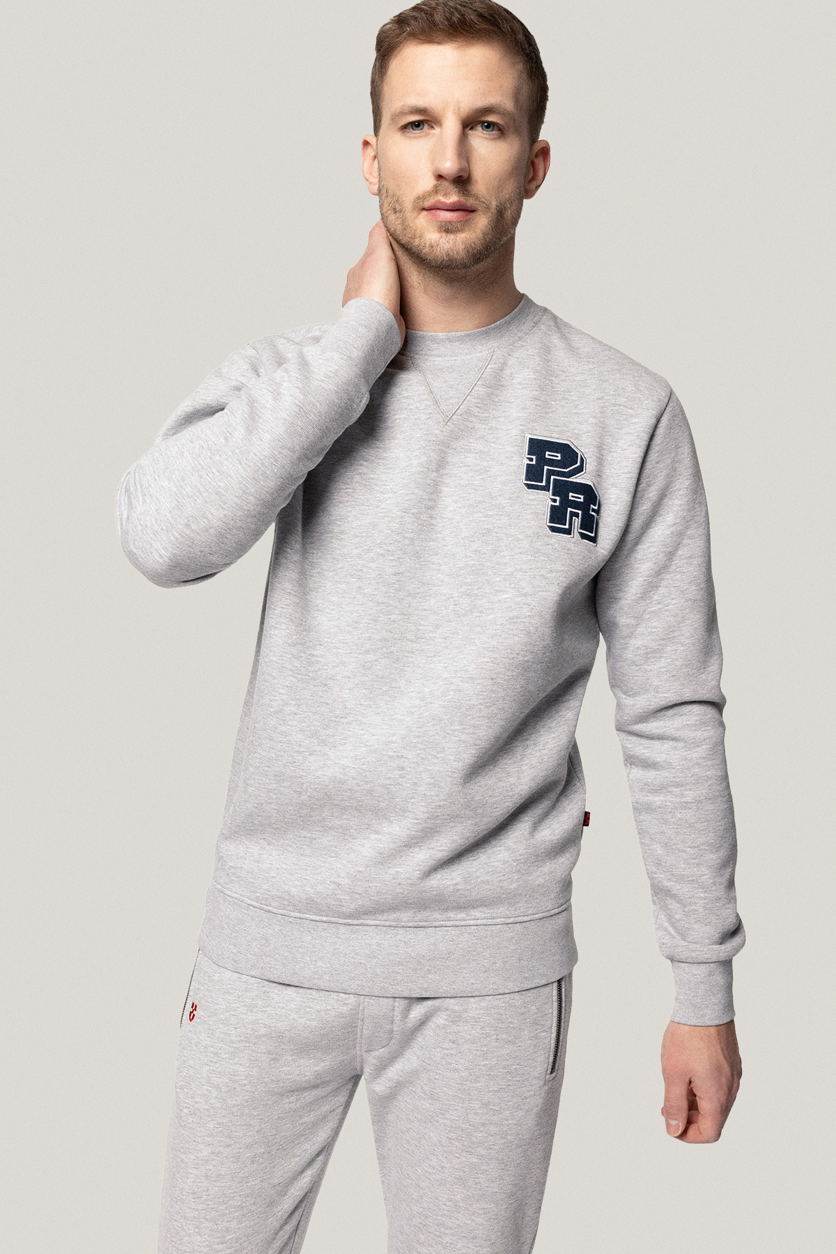 Bluza Nierozpinana Bez Kaptura Szara z Naszywkami PM2