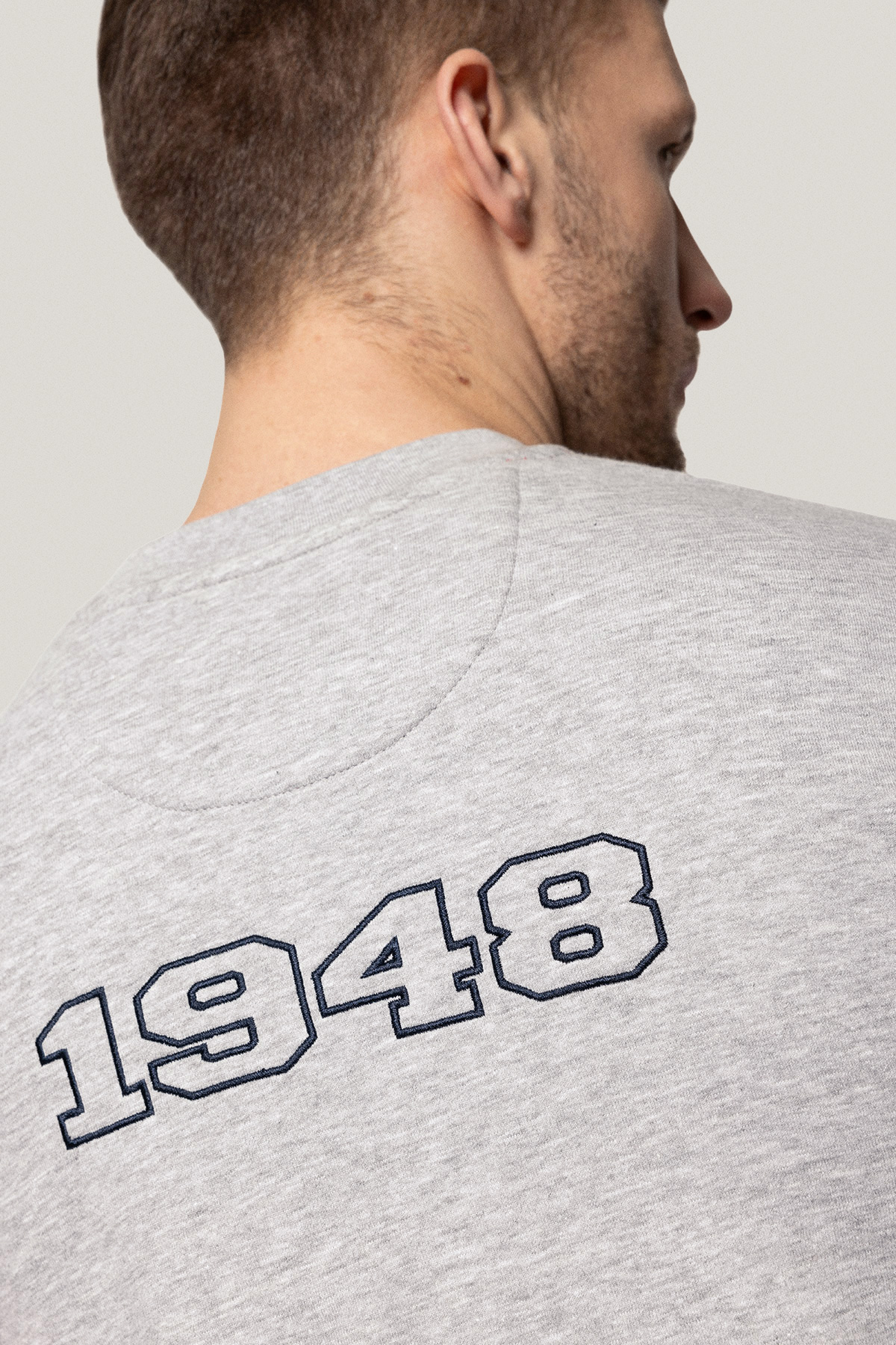 Bluza Nierozpinana Bez Kaptura Szara z Naszywkami PM2