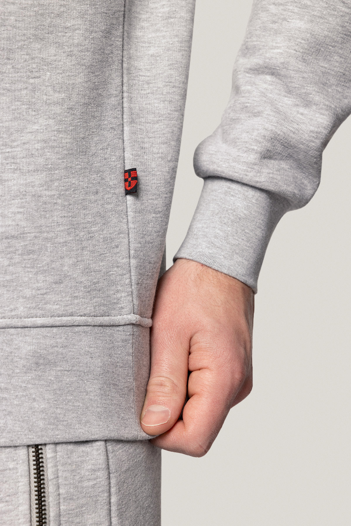 Bluza Nierozpinana Bez Kaptura Szara z Naszywkami PM2