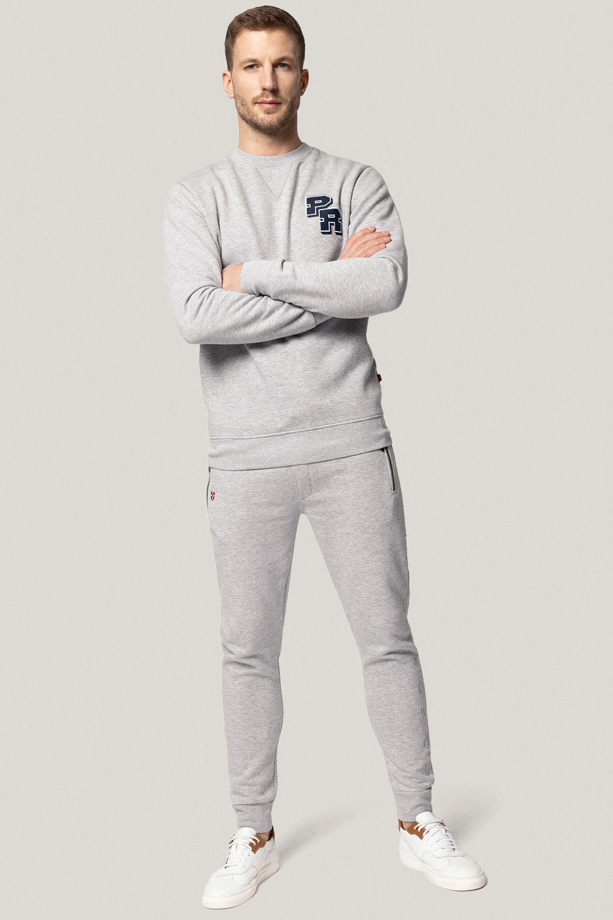 Bluza Nierozpinana Bez Kaptura Szara z Naszywkami PM2