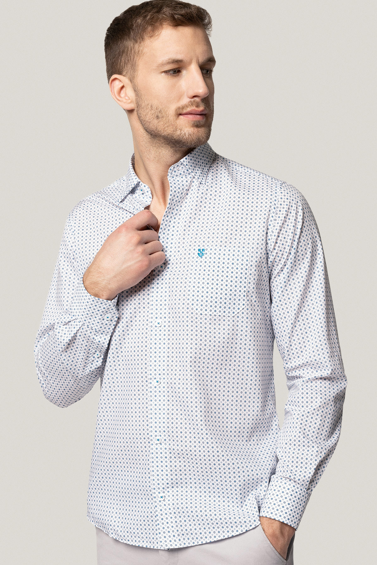 Koszula Biała z Bawełny z Długim Rękawem z Niebieskim Wzorem Geometrycznym PM16