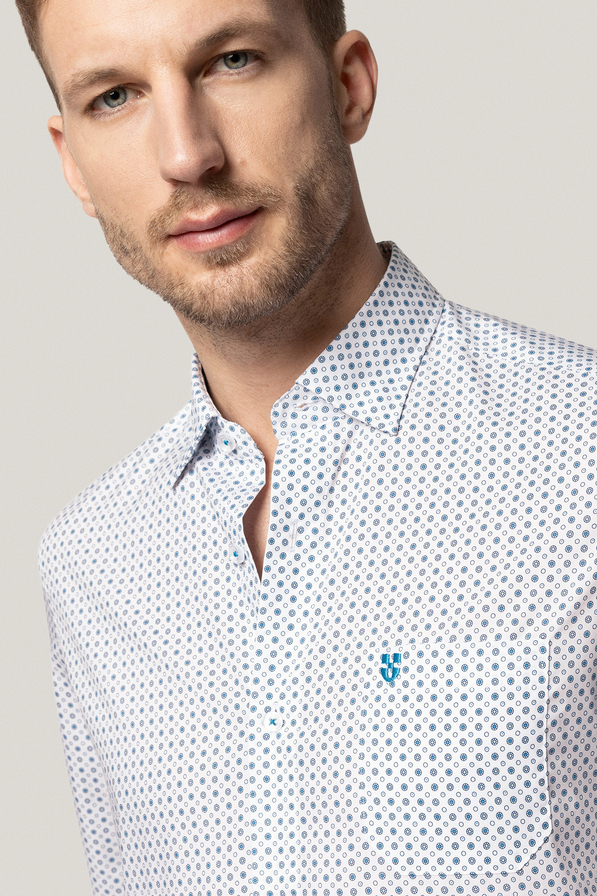 Koszula Biała z Bawełny z Długim Rękawem z Niebieskim Wzorem Geometrycznym PM16