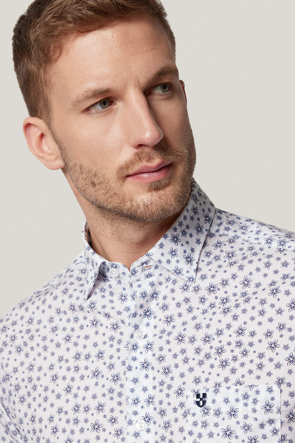 Koszula Biała z Bawełny z Długim Rękawem w Granatowe Kwiaty PM19