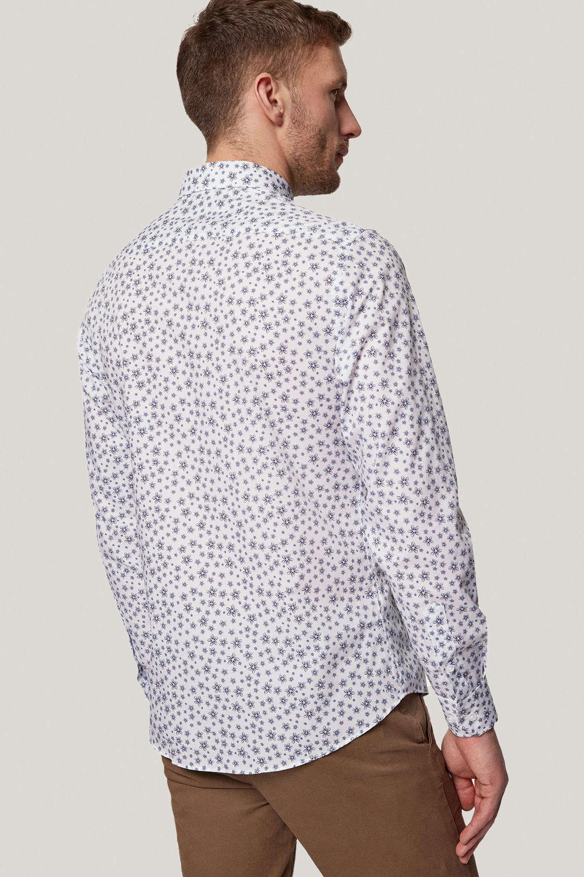 Koszula Biała z Bawełny z Długim Rękawem w Granatowe Kwiaty PM19