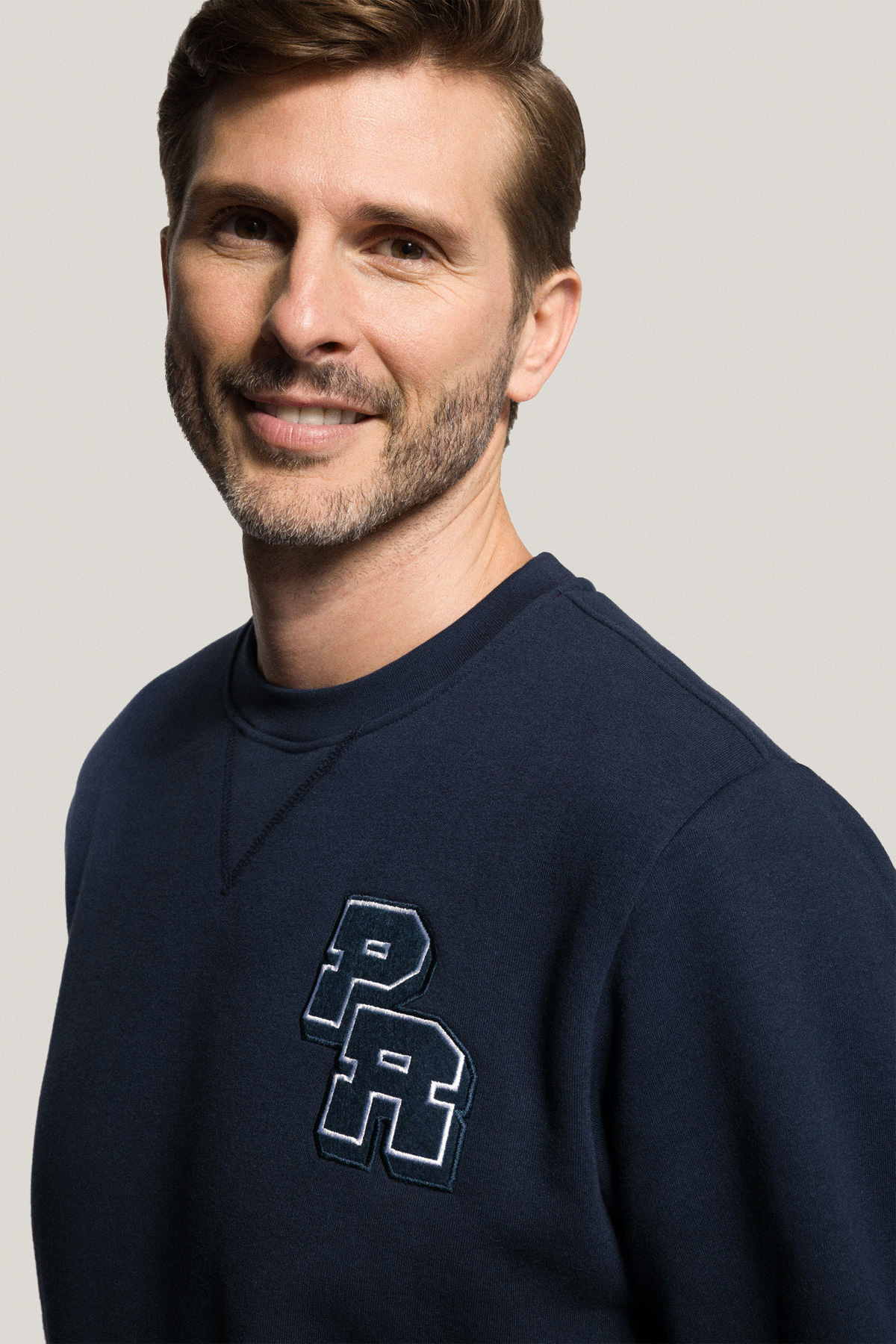 Bluza Nierozpinana Bez Kaptura Granatowa z Naszywkami PM2