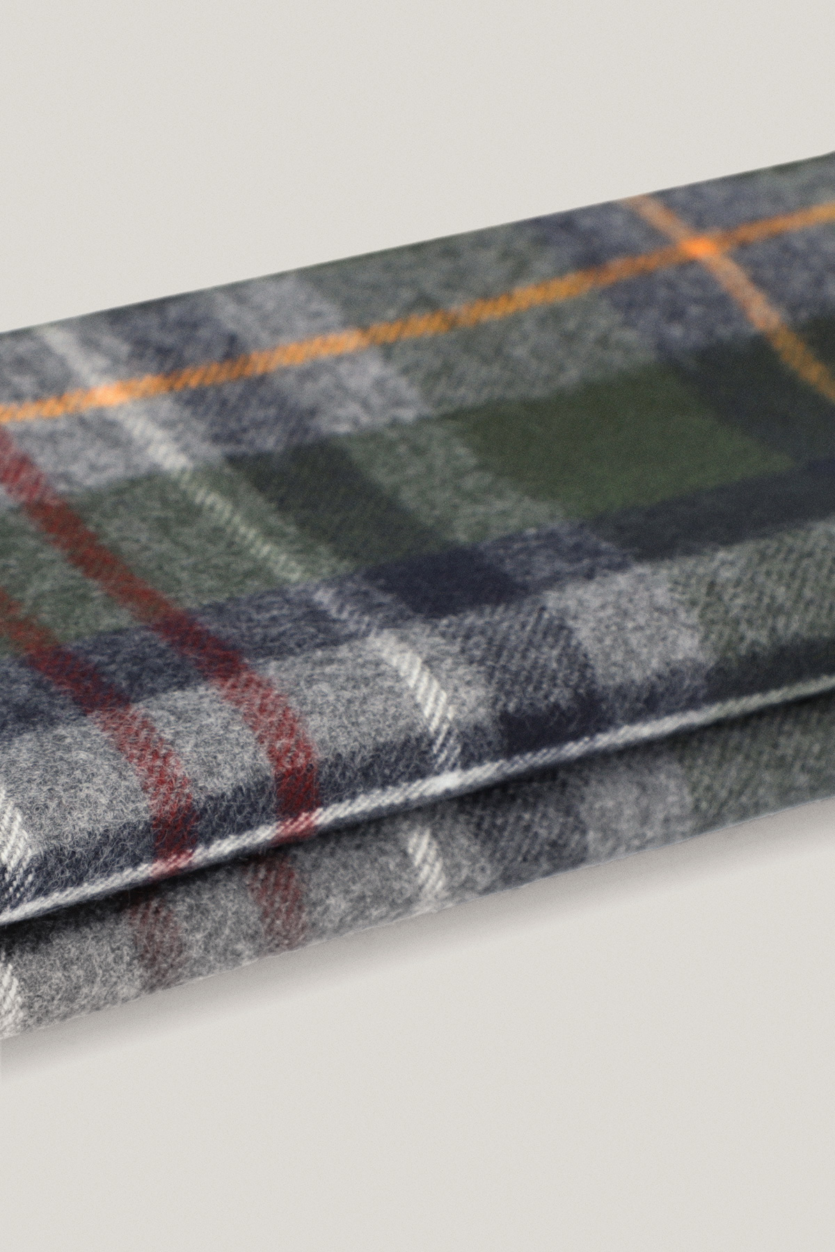 Zestaw Czapka Czarna i Szal w Kratę